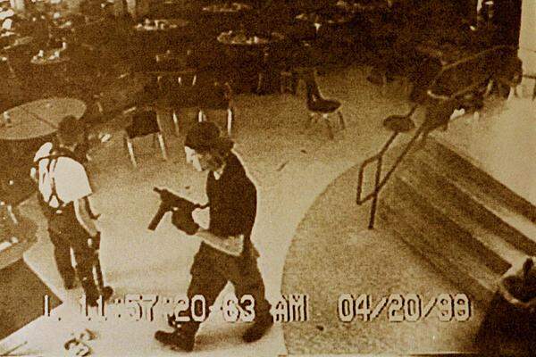 20. April 1999: Zwei mit Sturmgewehren bewaffnete US-Schüler töten in der Columbine High School in Littleton (US-Staat Colorado) zwölf ihrer Mitschüler und einen Lehrer. Danach erschießen sich die Täter selbst.