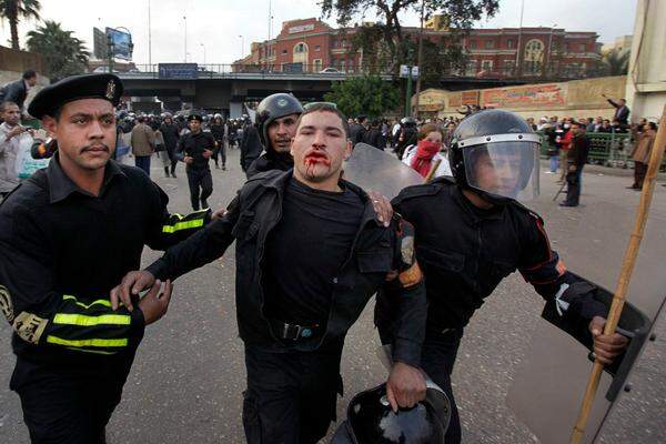 Die ägyptischen Sicherheitskräfte gehen brutal gegen die Demonstranten vor.