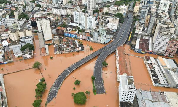 Luftaufnahmen zeigen, wie ganze Straßen in Porto Alegre unter Wasser stehen.