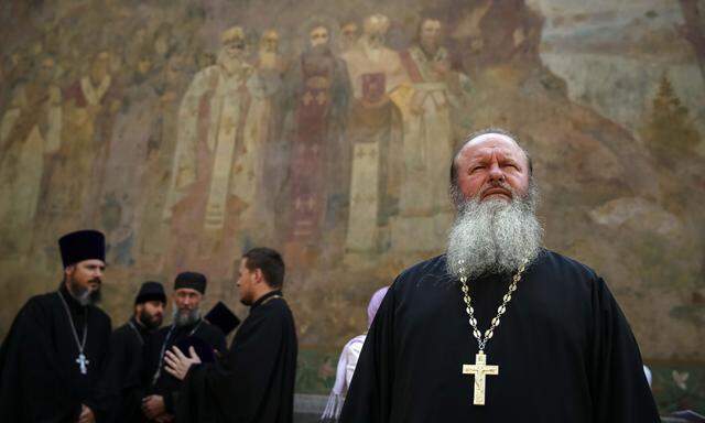 Orthodoxe Mönche vor dem Höhlenkloster in Kiew. Die ukrainische Kirche soll in naher Zukunft autokephal werden.