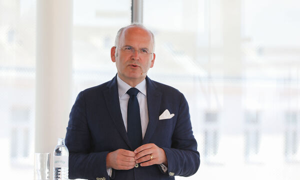 Klaus Schweinsberg bei seiner Keynote vor dem Wirtschaftspanel. 