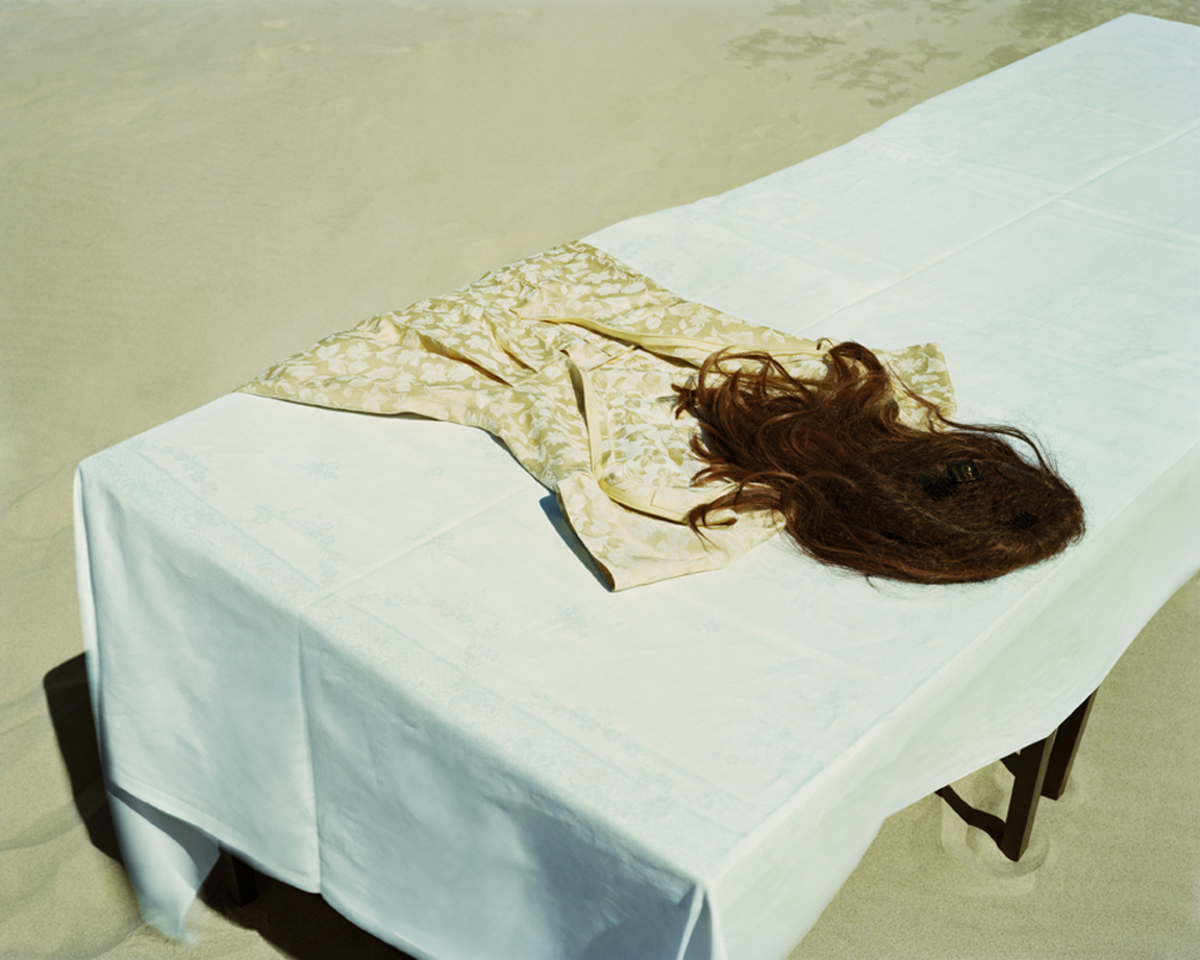 Surreal, authentisch, nah und fern. Die Fotografien der fünf schwedischen Künstlerinnen Denise Grünstein, Julia Hetta, Martina Hoogland Ivanow, Julia Peirone und Elisabeth Toll lassen sich nicht so leicht einer Kategorie zuordnen. In der Gruppenausstellung "Different Distances" kann man sich noch bis zum 20. Juli die modefotografischen Werke in der Galerie Swedish Photography zu Gemüte führen. "Flatbed" von Denise Grünstein.