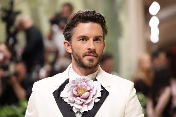 Jonathan Bailey mit floralen Akzenten. 