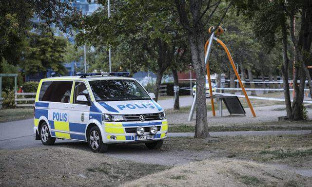 Polizei am Spielplatz von Eskilstuna, der mittelgroßen Stadt westlich von Stockholm. 