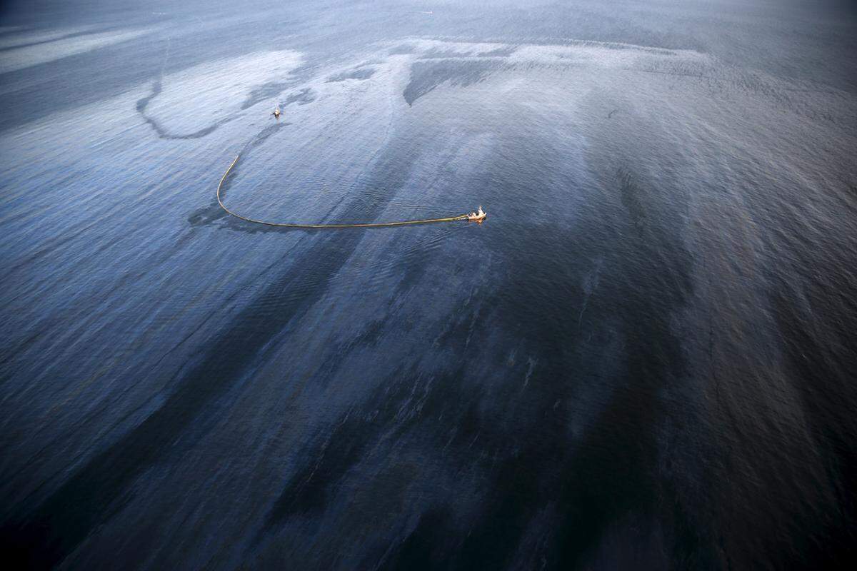 Laut der Küstenwache erstreckt sich ein 15 Kilometer breiter Ölfilm vor der Küste. Es werde mit Hilfe von Schiffen eingegrenzt und abgeschöpft.