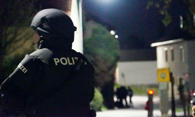 Einsatzkräfte am Tatort.