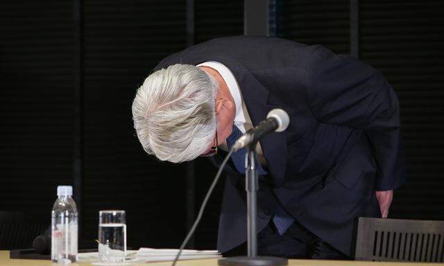 180306 TOKYO March 6 2018 Kobe Steel CEO Hiroya Kawasaki bows during a press conference he