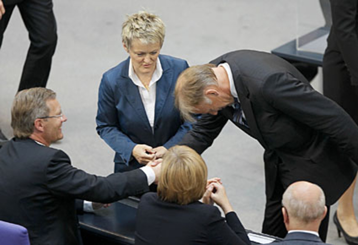 Wenn man eine Mehrheit von rund 20 Stimmen nicht aktivieren könne, zeige dies, "dass da nicht nur Freude, Friede, Eierkuchen herrscht". Grünen-Fraktionschef Jürgen Trittin (im Bild verbeugt) wertet die Wahl als Schlappe für die schwarz-gelbe Koalition.