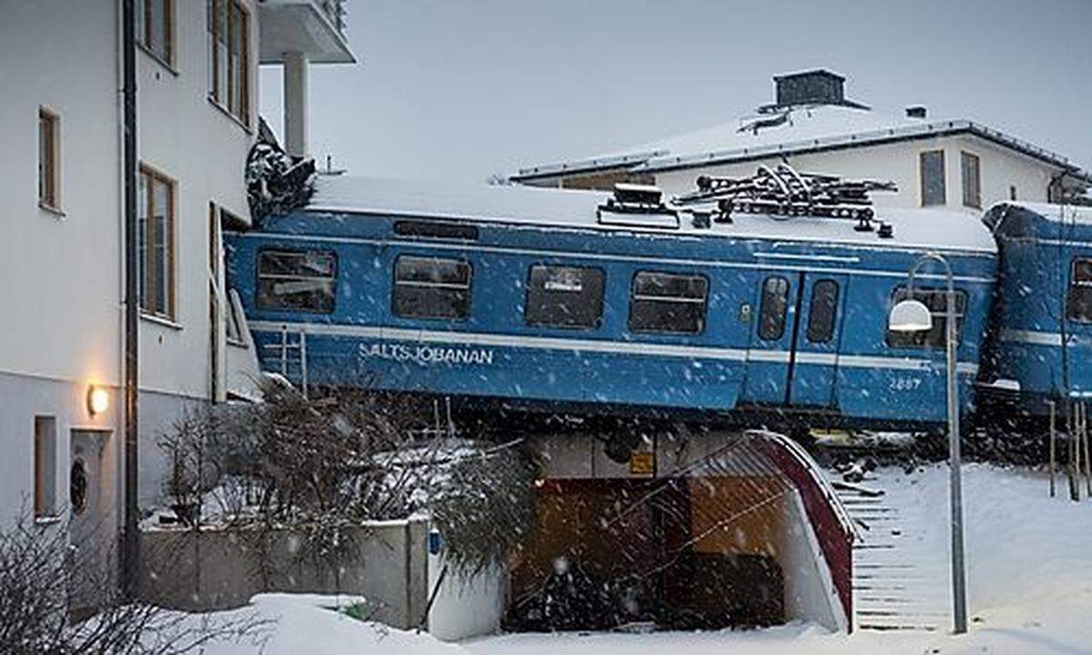 In Saltsjöbaden, südöstlich von Stockholm, hat eine Reinigungsfrau einen Nahverkehrszug gestohlen und ist damit in ein Mehrfamilienhaus gerast. Die fünf Bewohner kamen mit einem Schrecken davon. Die Frau konnte erst nach zwei Stunden aus dem Wrack befreit werden und wurde nach Angaben von Helfern mit schweren Verletzungen in ein Krankenhaus geflogen.