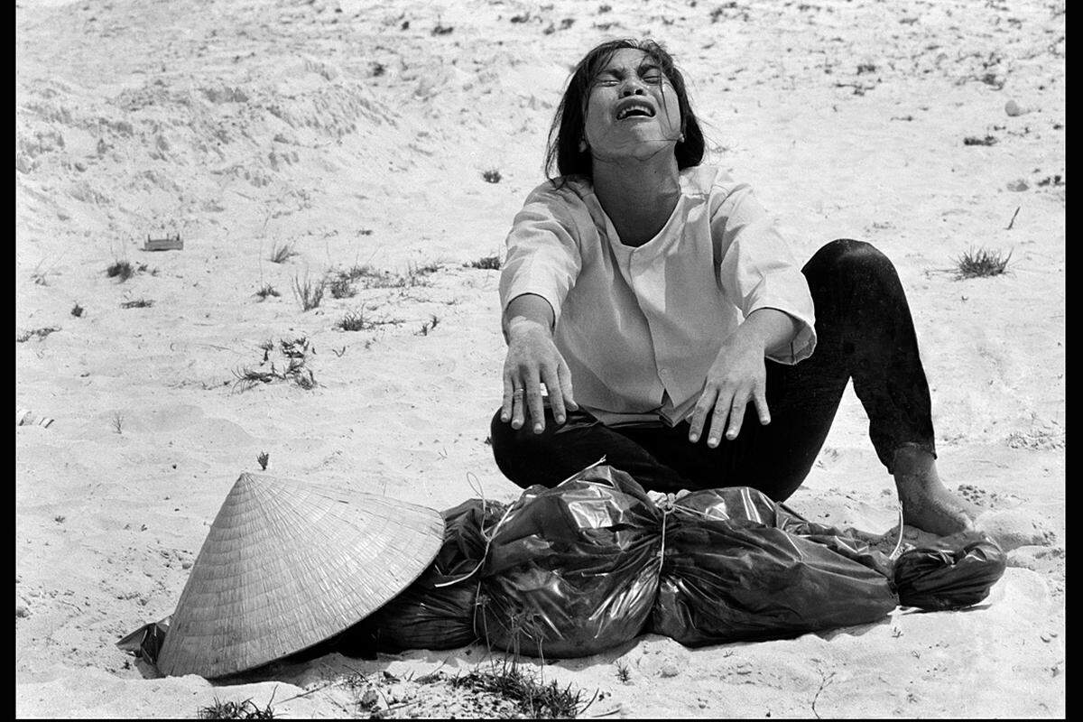 Vietnam, April 1969: Eine Frau trauert um ihren Ehemann, der mit 47 anderen in einem Massengrab in der Nähe von Hue gefunden wurde.