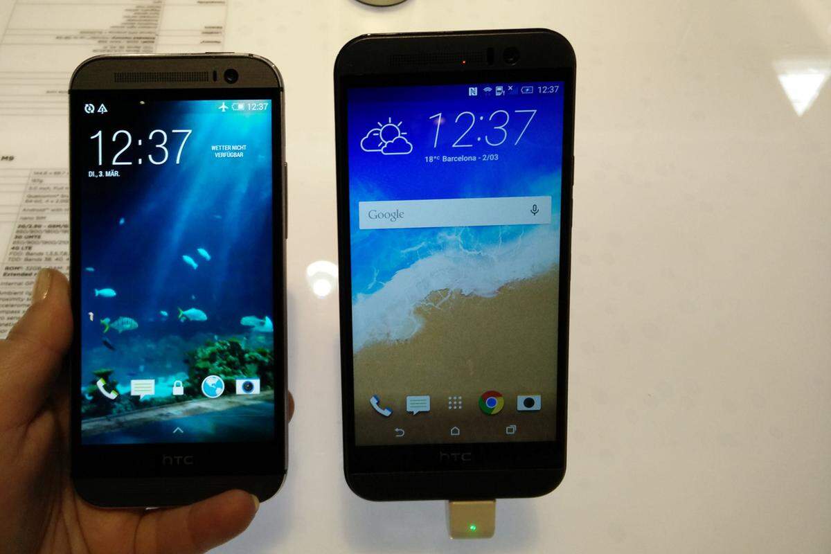 Hier die zwei Smartphones nebeneinander. Das One M9 (rechts) wirkt breiter und auch eckiger. Den Vergleich zum iPhone muss sich HTC in diesem Fall gefallen lassen.