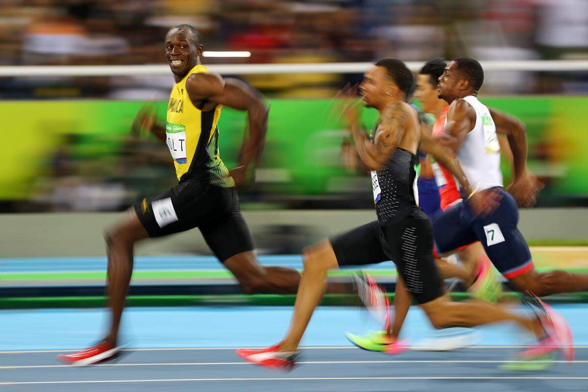 14. August. Er hat es tatsächlich geschafft. Usain Bolt aus Jamaika holte sich bei den Olympischen Spielen in Rio de Janeiro zum dritten Mal drei Mal Gold (100 Meter, 200 Meter, 4 x 100 Meter Staffel). Dieses Bild stammt aus dem 100-Meter-Semifinale, bei dem Bolt Andre De Grasse aus Kanada deutlich distanzierte.