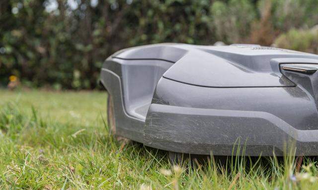 Rasenroboter sorgt f�Mähroboter sollen intelligenter werden.sch�nen Rasen *** Lawn robot provides for beautiful lawn 1077404225