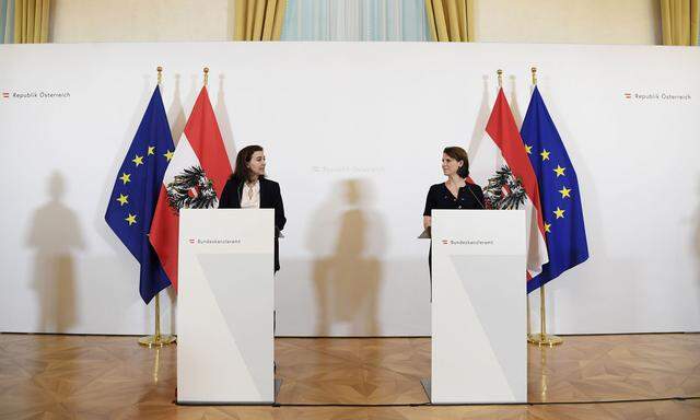 Die Ministerinnen Alma Zadić  (li.) und Karoline Edtstadler verkündeten am Mittwoch im Kanzleramt die Maßnahmen.