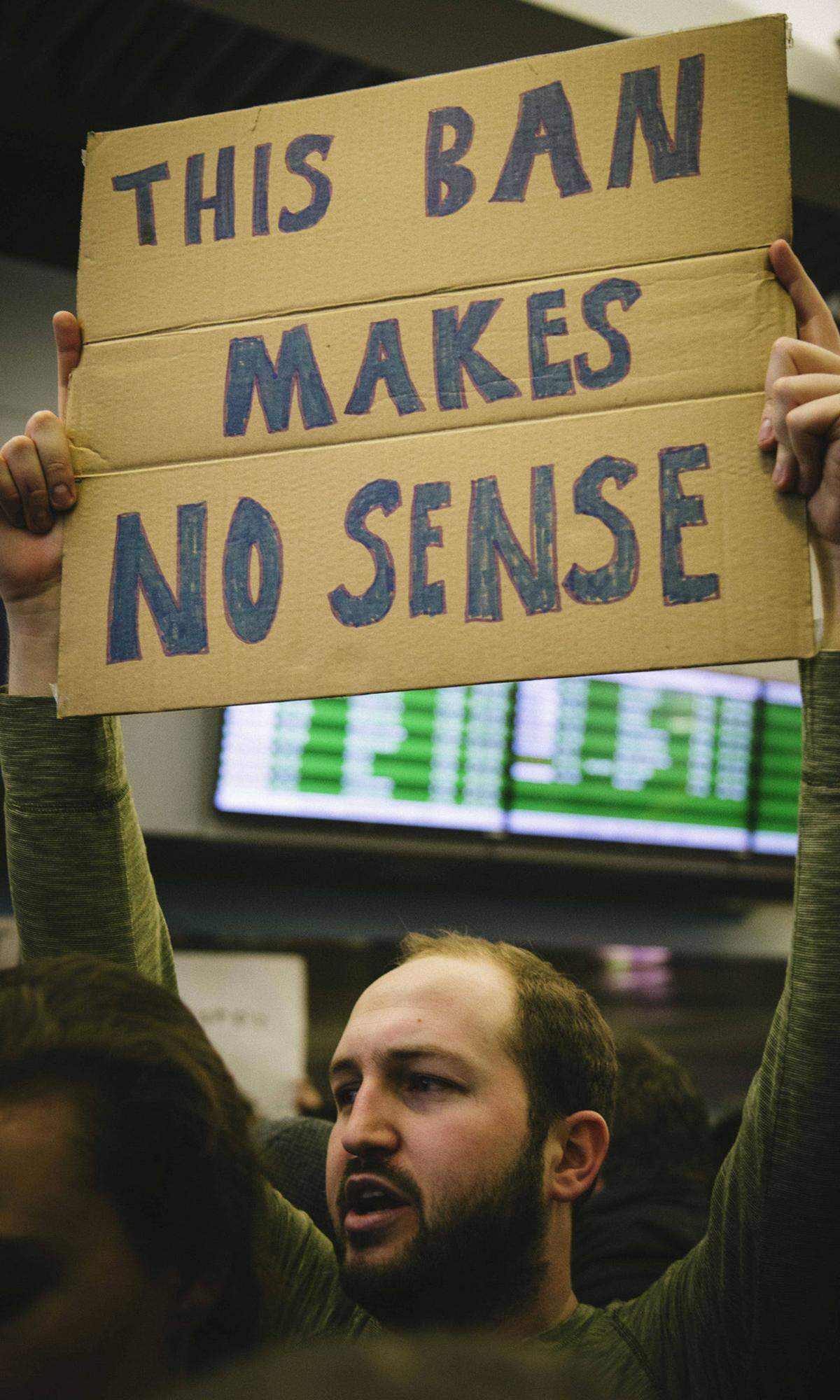 Allein am New Yorker Flughafen JFK protestierten mehr als tausend empörte Demonstranten gegen das umstrittene Dekret. Sie skandierten "So sieht Demokratie aus", "Lasst sie rein" und verlangten, dass Reisende, die bereits am Flughafen gelandet waren, dessen Transitbereich verlassen dürfen.