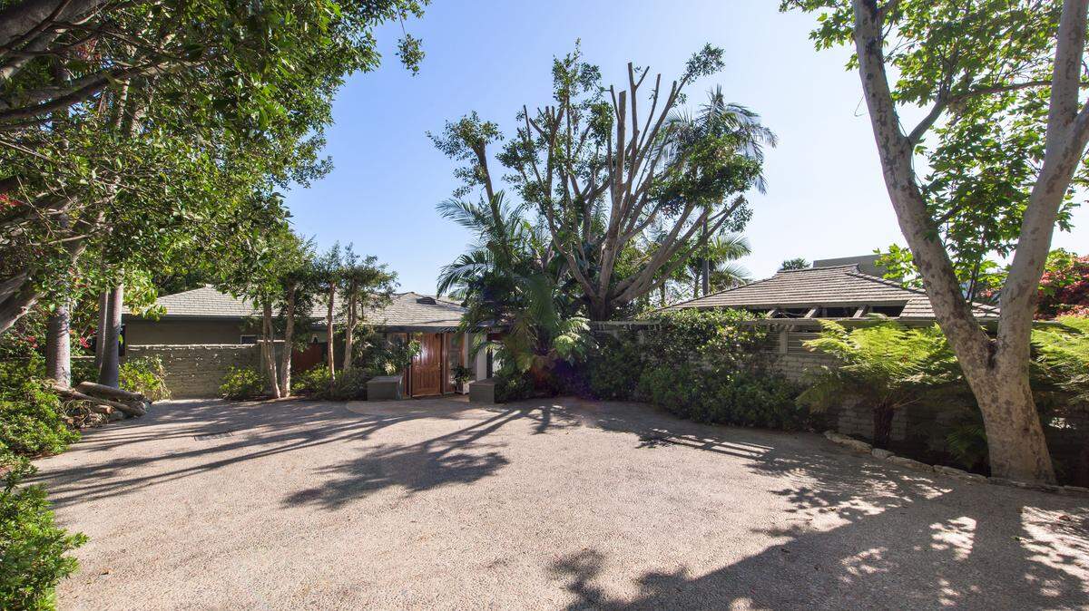 Das Anwesen der verstorbenen Filmdiva Elizabeth Taylor im kalifornischen Beverly Hills steht zum Verkauf. Die Villa, die Taylor und ihr damaliger Ehemann Michael Wilding 1954 gekauft hatten, wird für knapp 16 Millionen Dollar angeboten. Zum ersten Mal in 21 Jahren stehe die Immobilie zum Verkauf, heißt es auf der Webseite der Maklerin Joyce Rey.