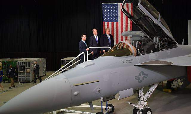 Archivbild: Trump besichtigt einen EA-18 Growler Fighter jet im Boeing-Werk in St. Louis, Missouri.
