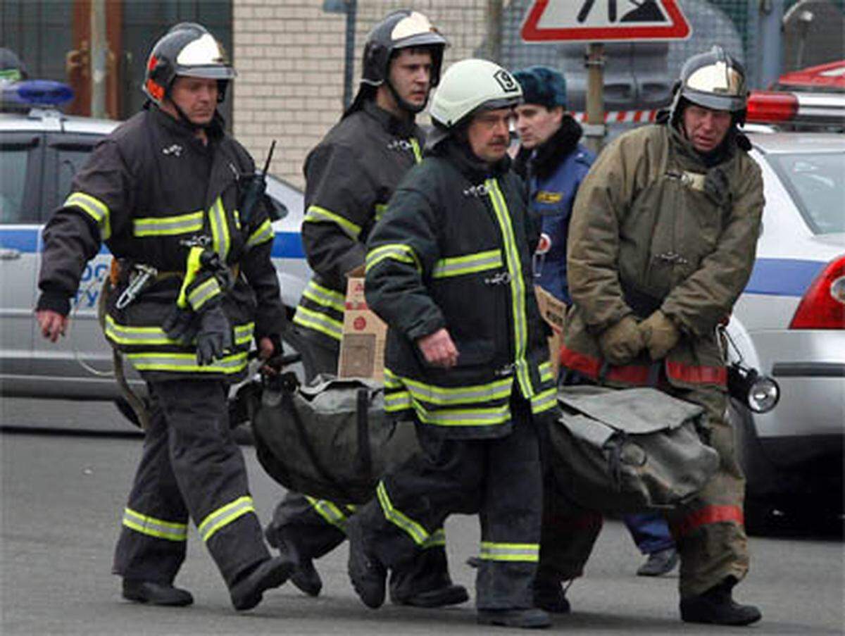 Die erste Explosion ereignete sich in der Innenstadt-Station Lubjanka, nahe der russischen Geheimdienstzentrale. Dabei wurden Menschen im Waggon und auf dem Bahnsteig getötet.