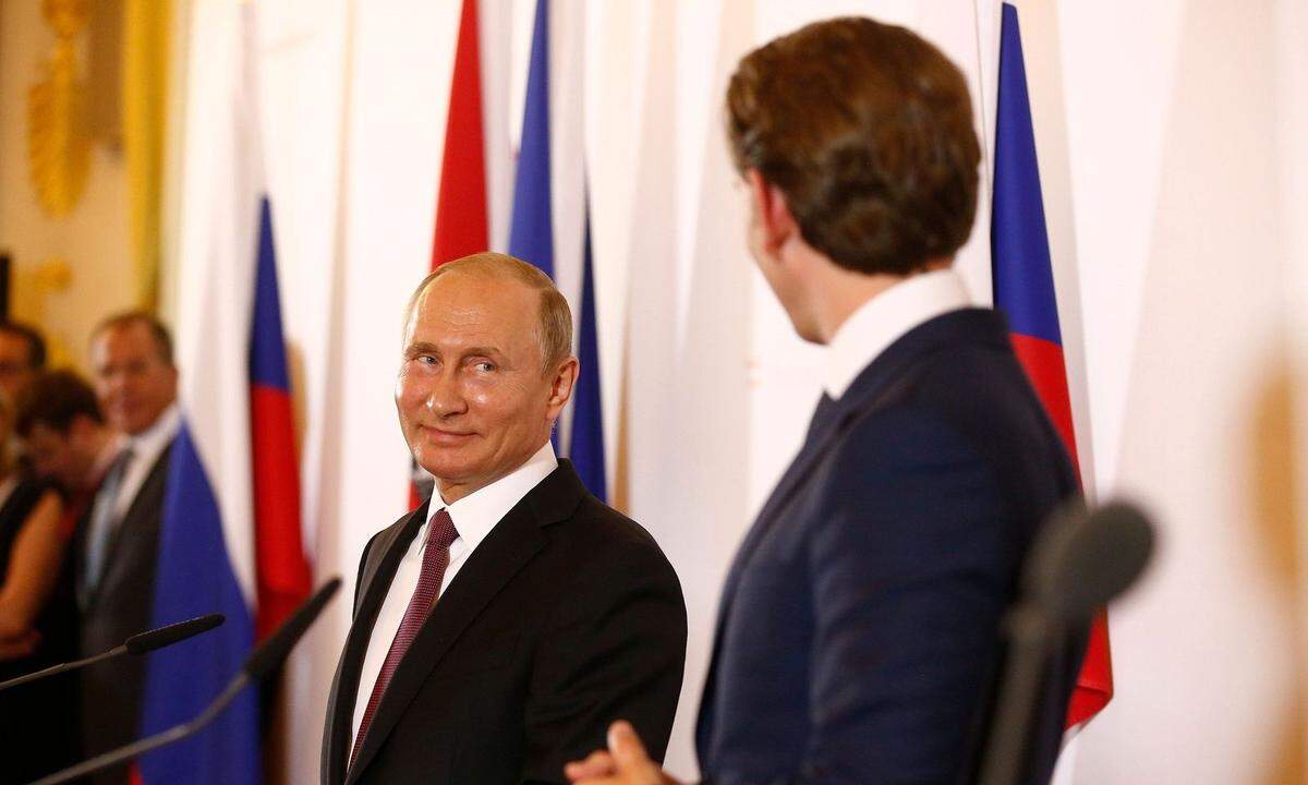 ...wie ihm der russische Präsident Wladimir Putin bei einem gemeinsamen Pressestatement etwas verträumt zulächelt ...