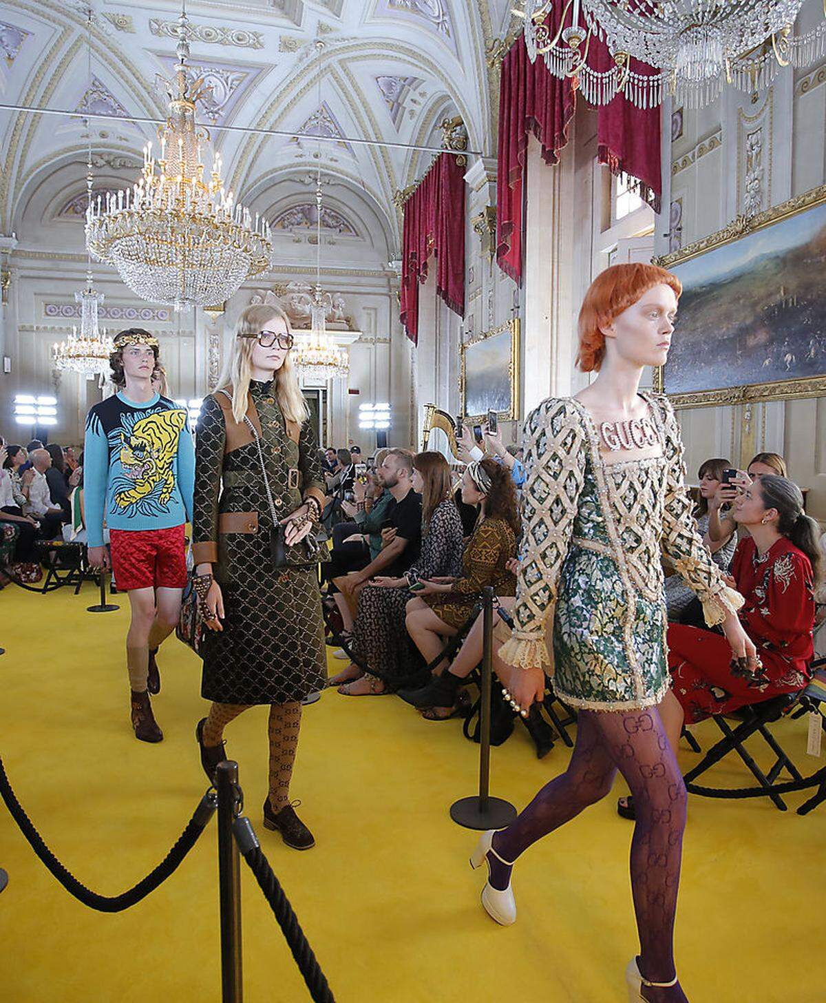 Dass die Cruise Collection von Gucci für die Saison 2018 diesmal in den altehrwürdigen Räumlichkeiten des Palazzo Pitti in Florenz gezeigt werden würde, sorgte schon im April für Aufregung - hatte Chefdesigner Alessandro Michele nicht ursprünglich geplant, sie auf der Akropolis in Athen zu zeigen.