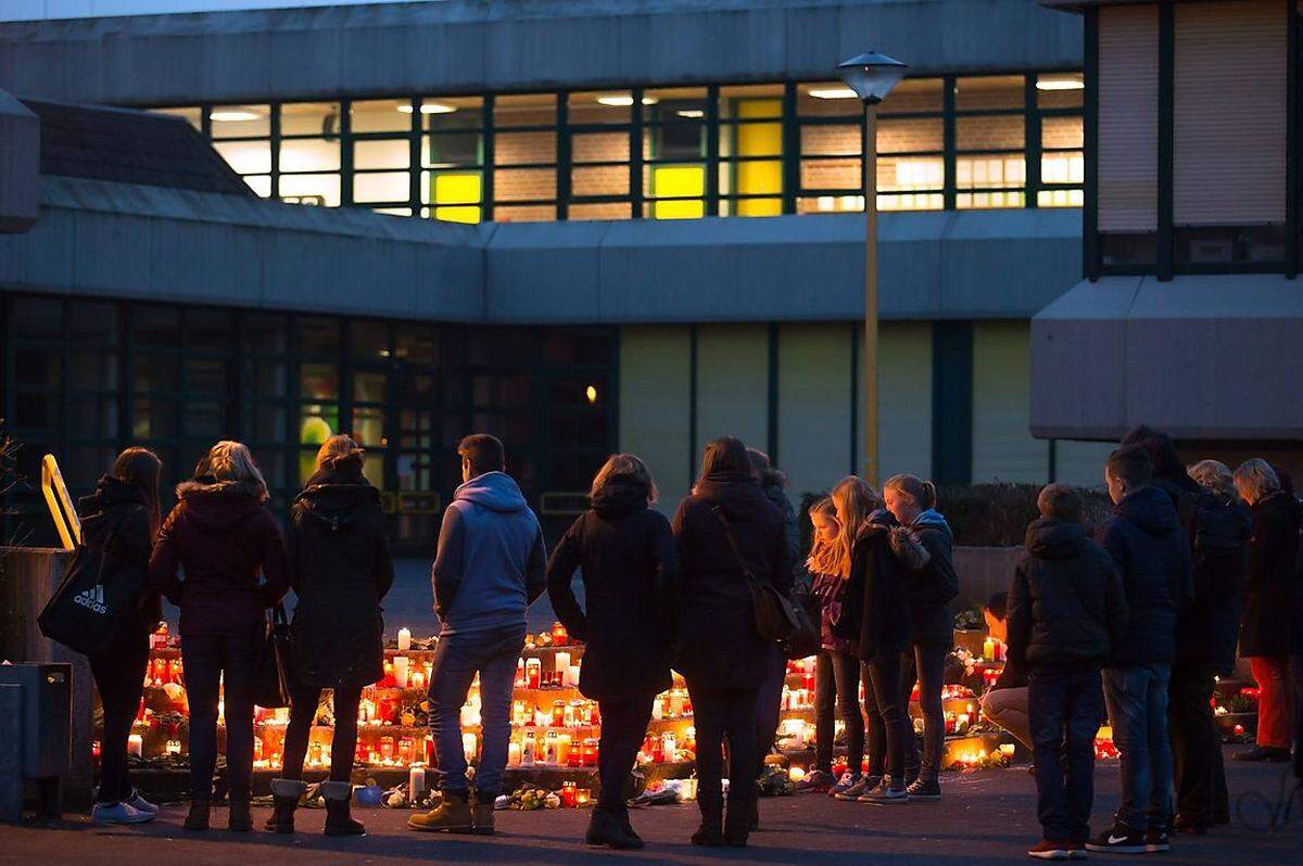 Trauer am Koenig-Gymansium in Haltern am See (Nordrhein-Westfalen). 16 Schüler und zwei Lehrerinnen der Schule kamen bei dem Absturz ums Leben.