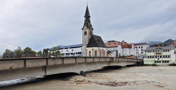 Situation bei der gesperrten Steinbrücke in Schwaz am Montag.