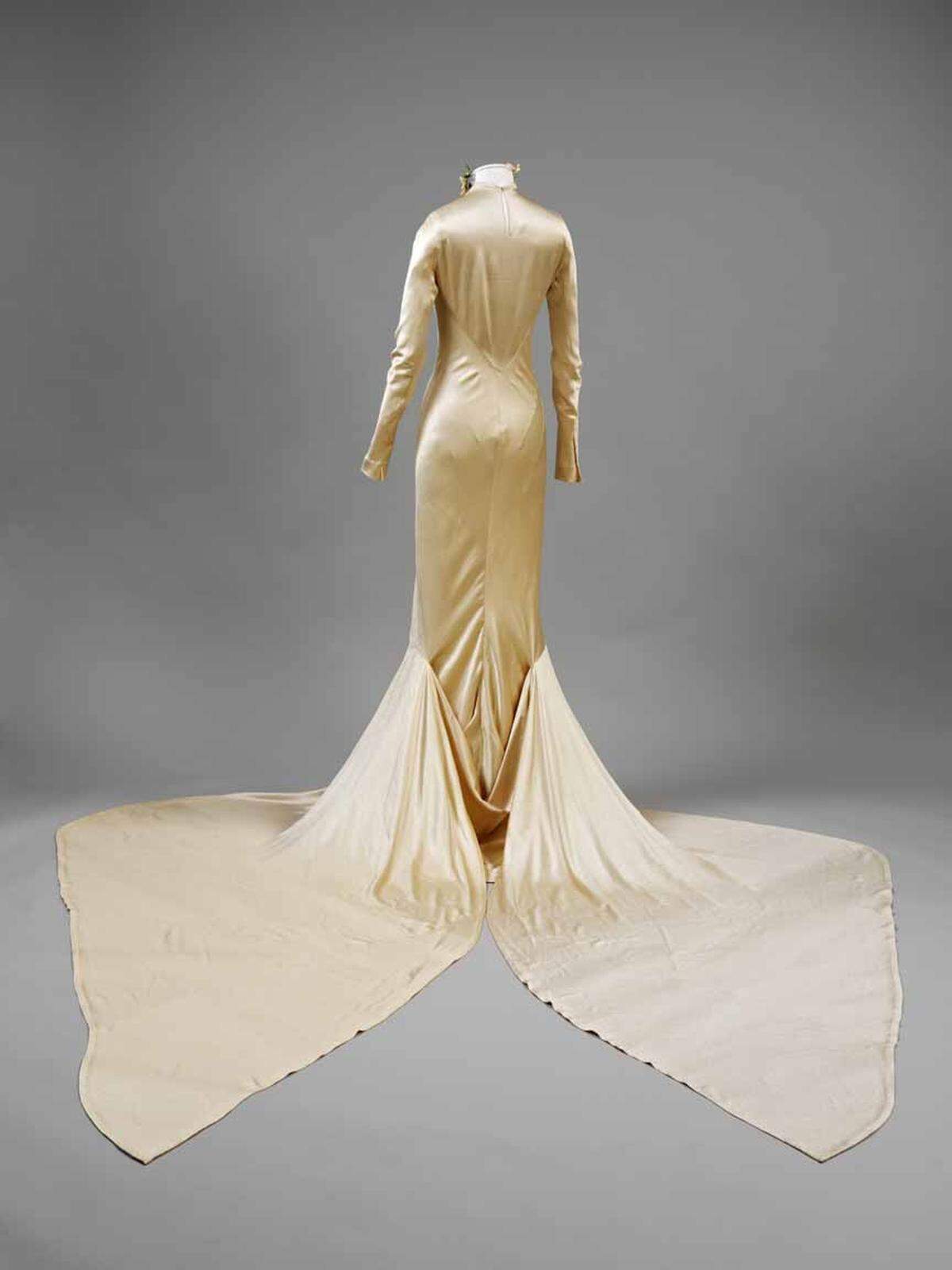 Dieses Hochzeitskleid aus Seidensatin wurde von Charles James designt. 1934 trug es Barbara Beaton bei ihrer Hochzeit mit Alec Hambro.