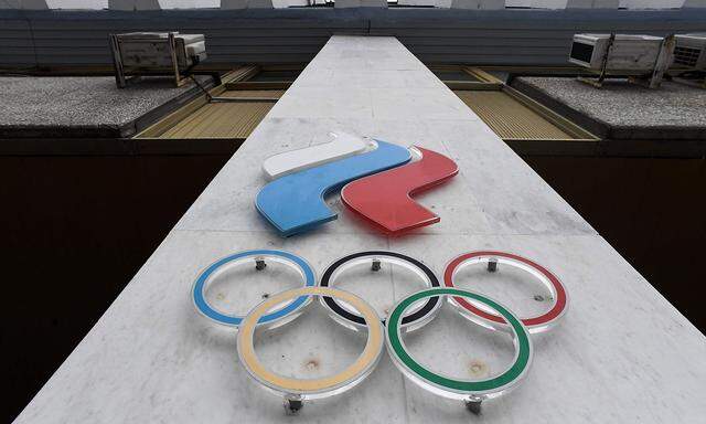 Russische Fahne mit Olympischen Ringen