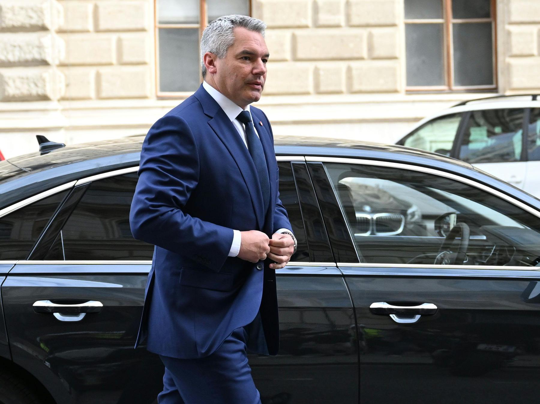 Karl Nehammer in seiner neuen Rolle als Förderbanker der EIB, die jetzt Milliarden in Rüstung steckt  [premium]