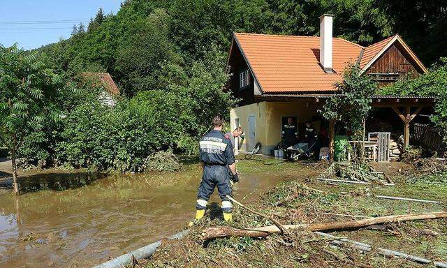  Aufräumarbeiten nach den schweren Unwettern am Mittwoch im Raum Warth im Bezirk Neunkirchen in Niederösterreich.