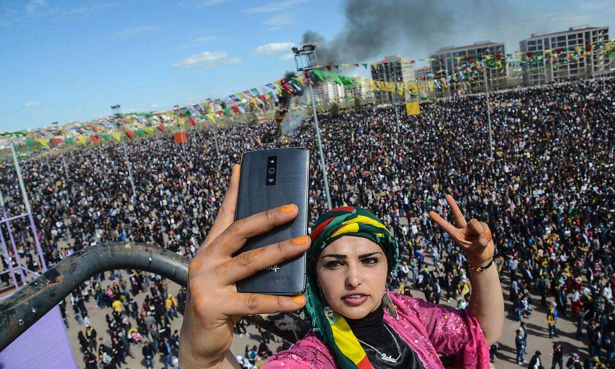 Als das türkische Parlament im Jahr 2002 für die Abschaffung der Todesstrafe stimmte, war vor allem ein Mann betroffen: Abdullah Öcalan. Der Kurdenführer und zentrale Figur der PKK ist wenige Jahre zuvor verhaftet worden. Mit Öcalan im Gefängnis, begann die AKP einen für die Türkei einmaligen Friedensprozess mit den Kurden und ihrer Bewegung, die seit 30 Jahren das Land im Mark erschütterte. In der nationalistisch ausgerichteten Republik konnten sich weder die Kurden, noch andere Minderheiten entfalten, vielmehr beherrschte mehrere Jahrzehnte lang eine repressive Politik den Alltag. Während des Friedensprozesses ließ Erdoğan über den Geheimdienstchef Hakan Fidan Kontakt zu Öcalan im Gefängnis aufnehmen. Der ausverhandelte Waffenstillstand hielt über zwei Jahre, der gebeutelte Südosten konnte sich erholen. Nach Abschluss des Friedensprozesses verließen im Jahr 2013 tausende PKK-Kämpfer öffentlichkeitswirksam ihre Verstecke in den Bergen. Kurdische Sender wurden zugelassen, so auch Publikationen in kurdischer Sprache. Da viele Kurden Sunniten sind, „bedankten“ sie sich bei der AKP mit ihrer Stimme.