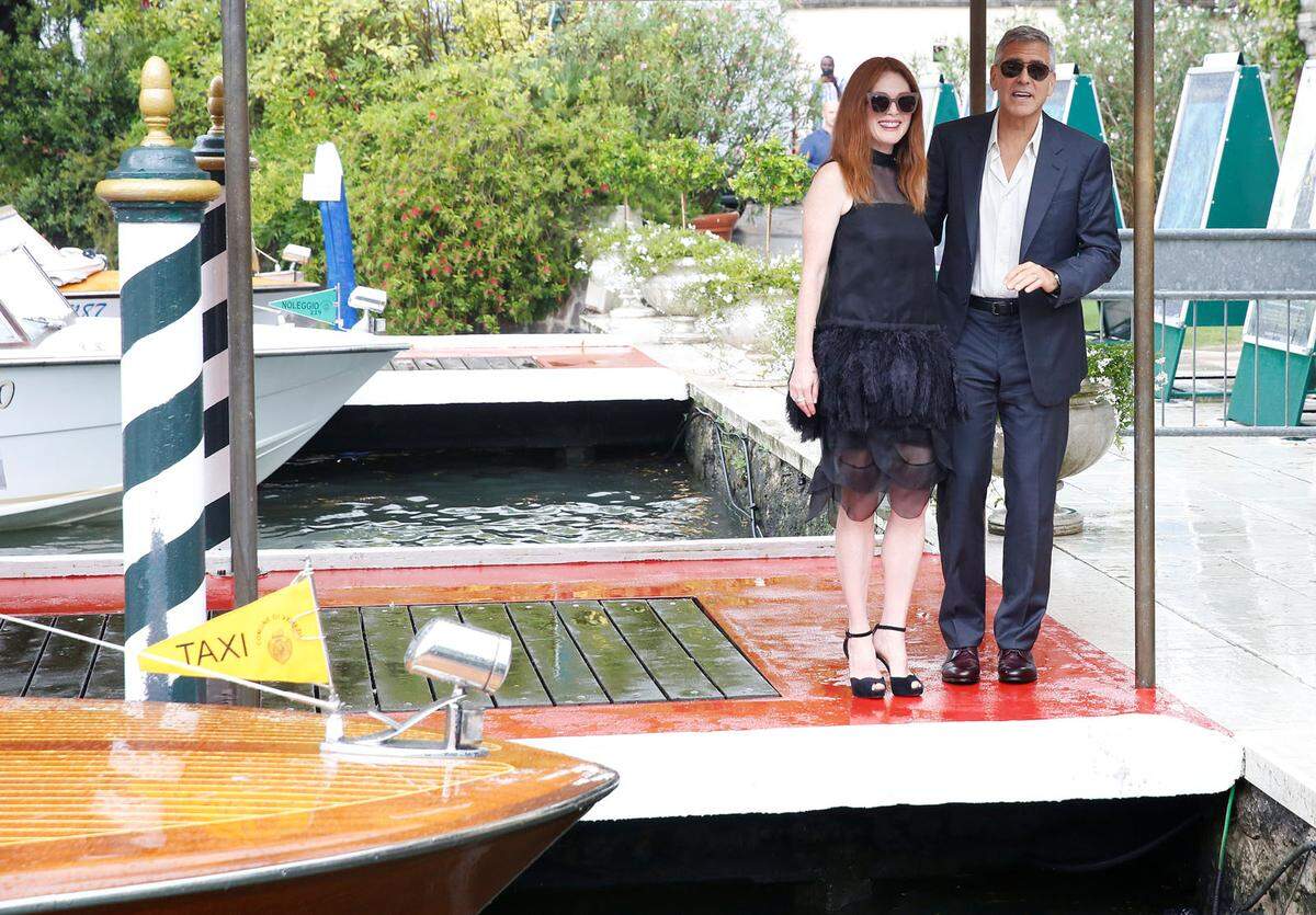 George Clooney und Julianne Moore im Feder-Dress.