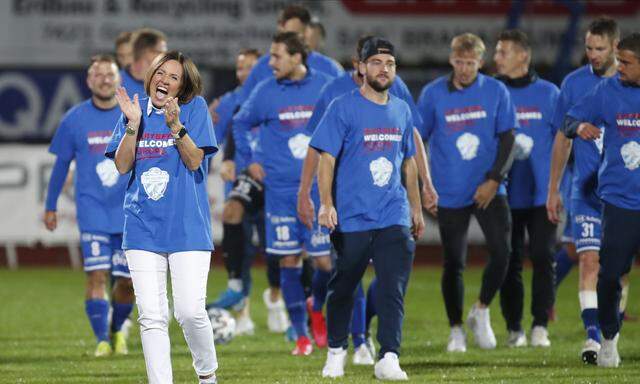 Das Siegerlächeln dieser Saison: Hartberg-Präsidentin Brigitte Annerl feiert den erstmaligen  Europacup-Start ihres Klubs.