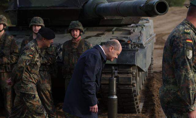 Kanzler Scholz besuchte im Oktober die Bundeswehr in Ostenholz. Im Hintergrund ist ein Leopard-2 zu sehen.