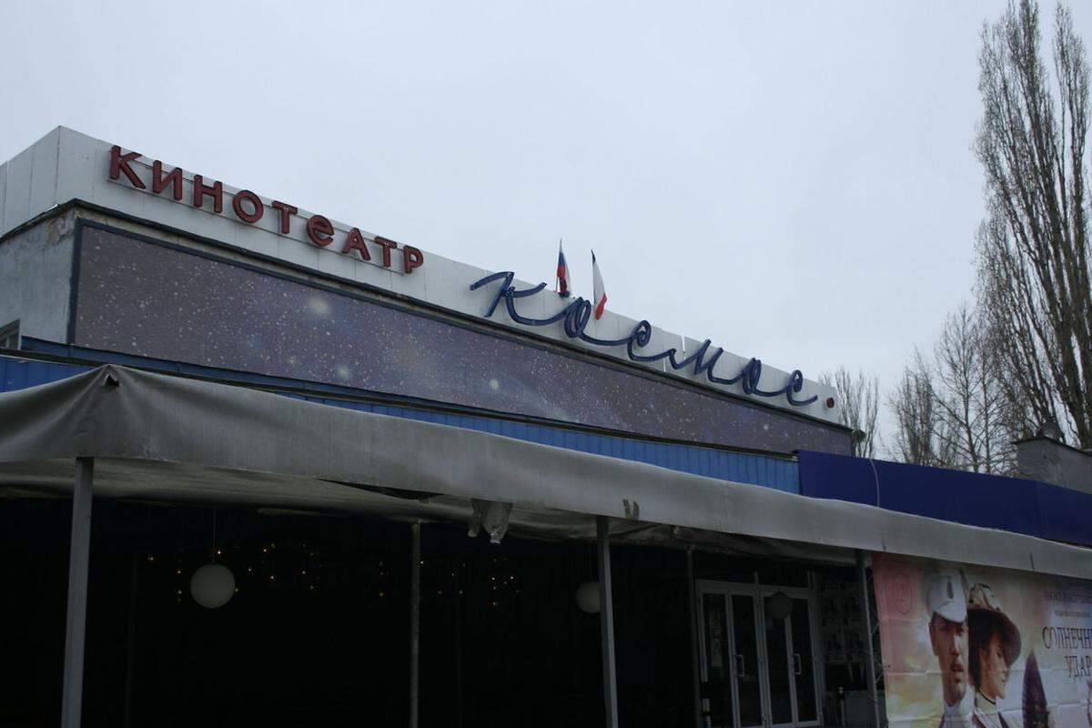 Auch auf dem Kinotheater Kosmos in Simferopol wehen russische Fahnen.Mehr zum Thema: Wie Moskau die Krim umbaute
