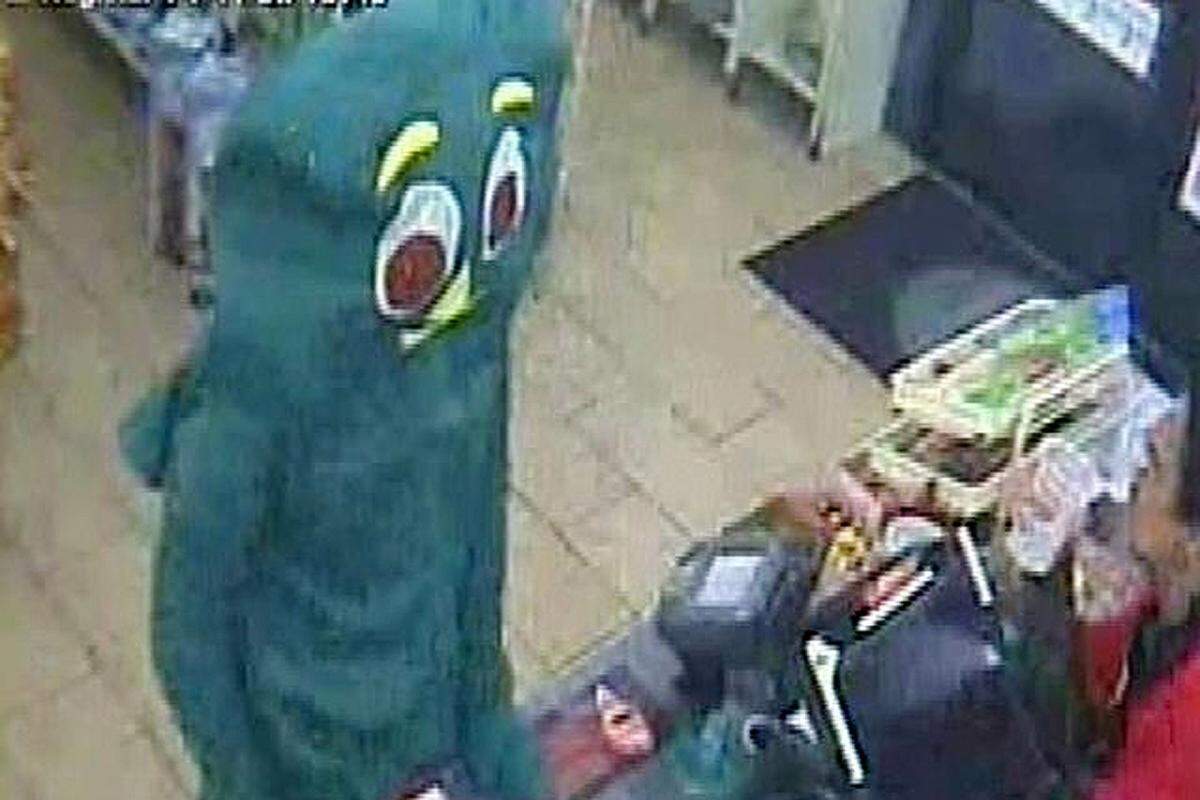 Haben Sie diese Comic-Figur gesehen? Eher ungewöhnlich maskiert überfiel ein Unbekannter in Kalifornien einen Supermarkt. Als "Gumby" verkleidet, Hauptfigur einer amerikanischen Kindersendung, wurde er von der Überwachungskamera aufgenommen. Die Beute war minimal.