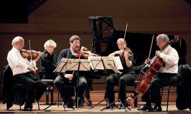 Das Alban Berg Quartett bei einem Konzert im Jahr 2006 - Günter Pichler links außen neben Simon Rattle am Klavier.