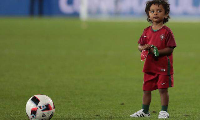  Ob sein Vater Europameister wird? Lucas Nani, der Sohn des Portugal-Stars, scheint nicht vollends überzeugt.