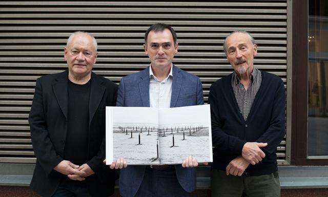 Fotograf Clemens Fabry mit Otto Brusatti (li.) und Richard Pils vom Verlag Bibliothek der Provinz.