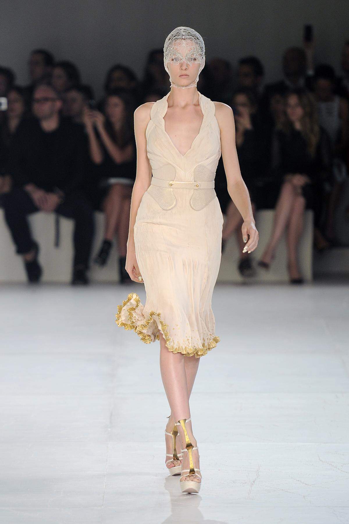 In Nude und Gold ist man mit diesem Kleid von Alexander McQueen gehüllt.