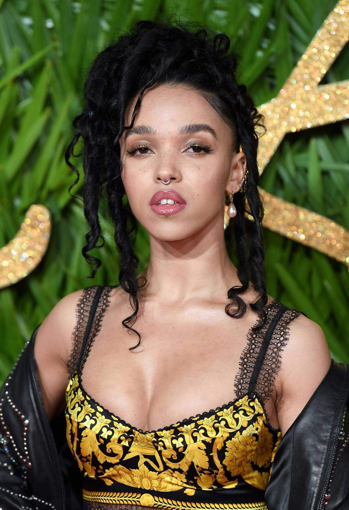 Und auch das Septum-Piercing, wie es Sängerin FKA Twigs trägt, ist für Piercing-Fans ein Muss.