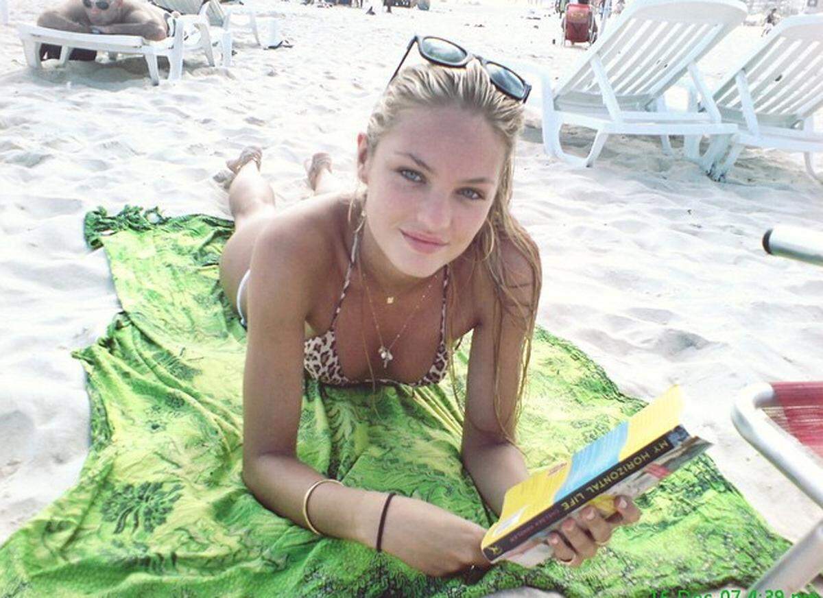 Model Candice Swanepoel liebt den Strand in Rio de Janeiro.