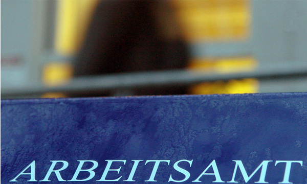 Fast jeder zweite Empfänger von Hartz IV in Deutschland ist länger als vier Jahre auf den Bezug angewiesen.