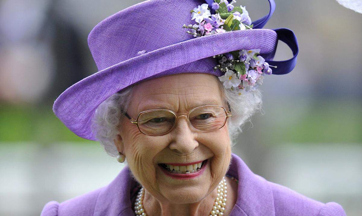 Prinz Williams Großeltern, die britische Königin Elizabeth II. (87) und ihr Mann Prinz Philip (92), bekundeten ihre Freude über ihren neuen Urenkel. "Die Queen und der Herzog von Edinburgh sind hocherfreut über die Neuigkeiten", sagte ein Sprecher des Buckingham Palace am Montagabend.