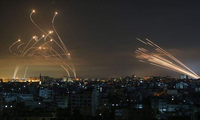 Raketen erleuchten den Nachthimmel. Der Krieg zwischen Israel und der Hamas ist auch am Freitag zunächst unvermindert weitergegangen.