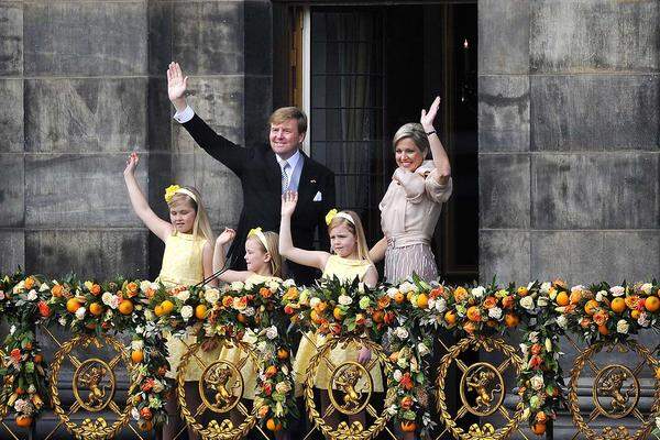 Willem-Alexander dankte seiner Mutter im Namen des niederländischen Volkes für "33 sehr bewegte und ereignisreiche Jahre". Nach seiner Anrede "Lieve Moeder" wurde er von großem Jubel und Applaus unterbrochen.