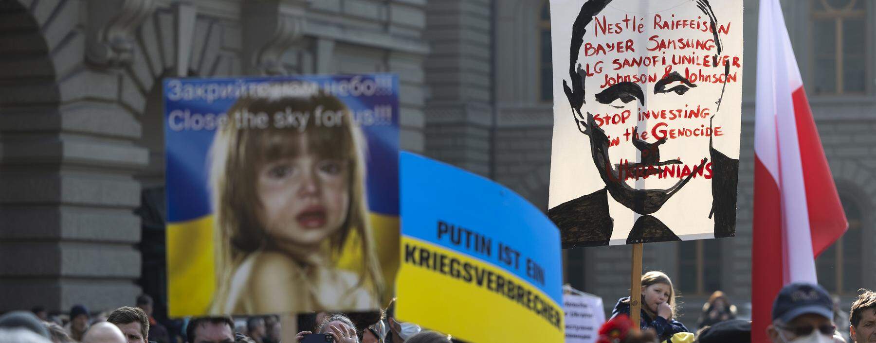 Kritik an den verbliebenen in Russland tätigen Unternehmen am Wochenende auf einer Demo in Bern. Anonymous nimmt diese Konzerne nun im Netz ins Visier. 