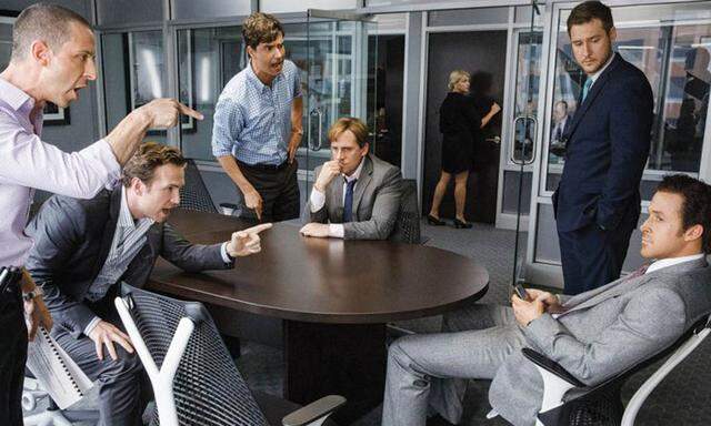 Jared Vennet (Ryan Gosling, rechts) und Mark Baum (Steve Carell, sitzend, Mitte) sehen die Finanzkrise kommen – und setzen alles auf eine Karte.