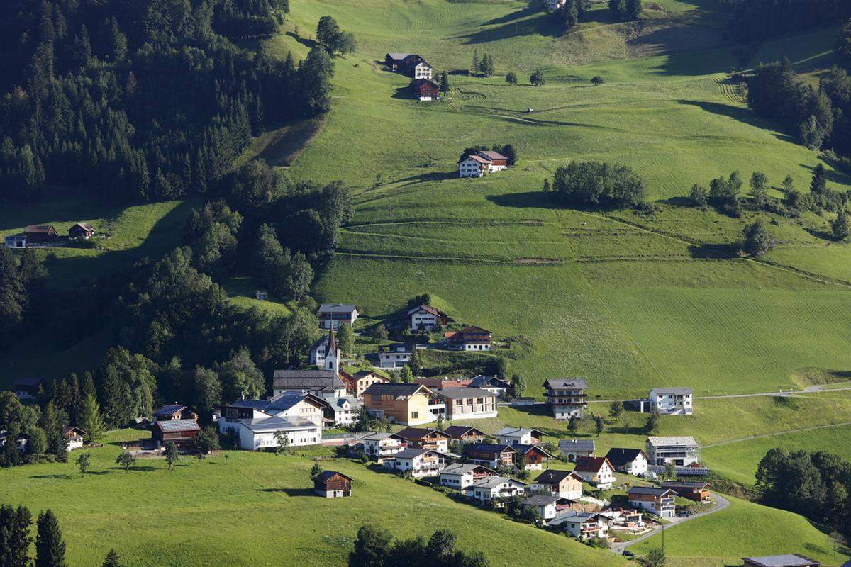 Noch am 9. Dezember 1953 steigt in der Berggemeinde Blons im Walsertal das Thermometer auf 30 Grad. Und bei den Bewohnern wächst die Unsicherheit. Wo bleibt der Winter? Einen Monat später wird er beginnen - in einer Dimension, die das Dorf in 900 Meter Höhe nie zuvor erlebt hat.