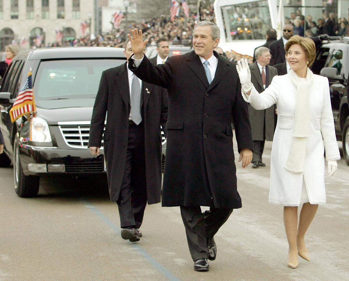 Klassisch und elegant gab sich Laura Bush bei der zweiten Amtseinführung ihres Ehemannes 2005 in einem weißen Mantel von Oscar De La Renta.    